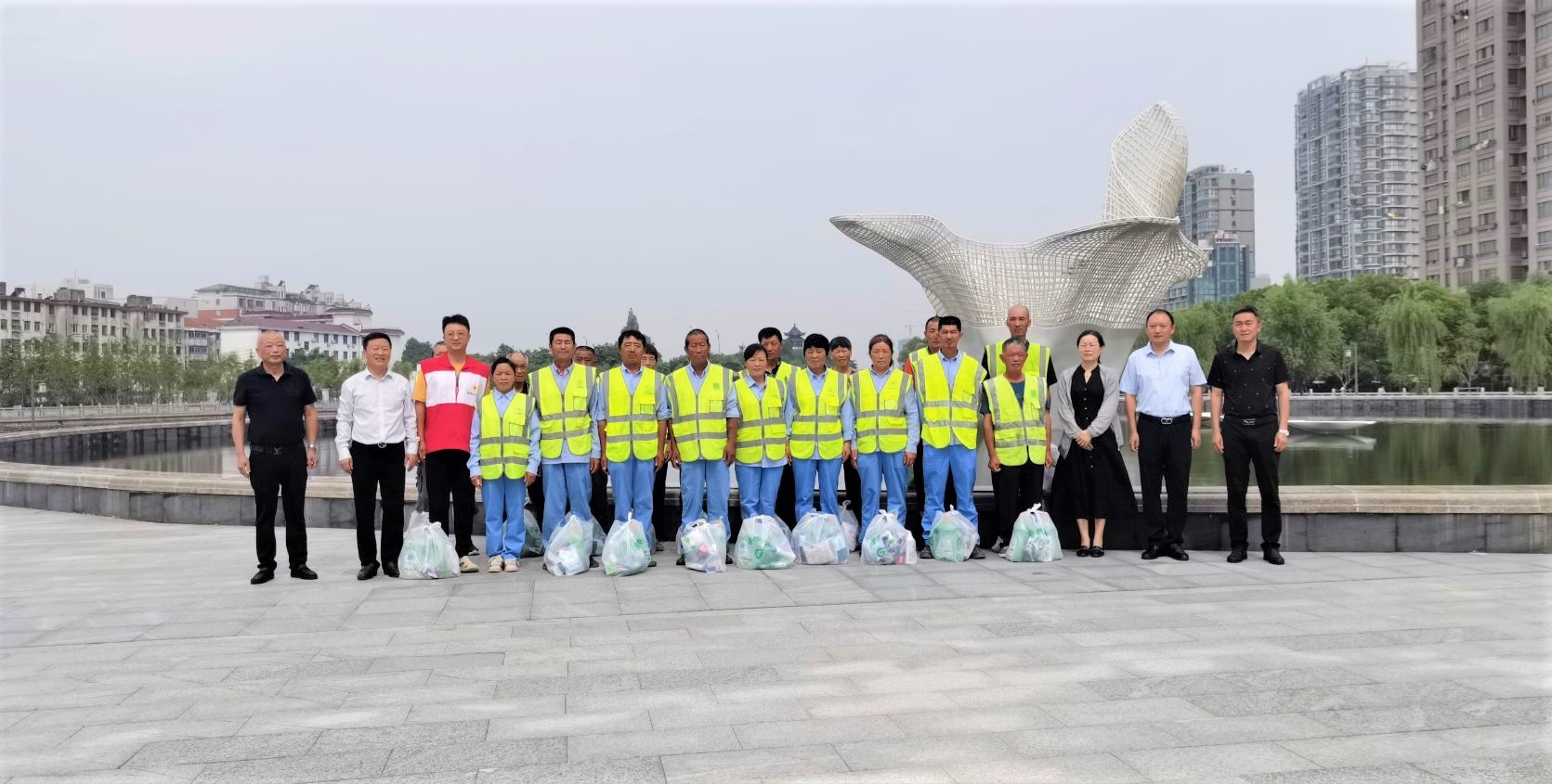 2.如东县红十字会、城管局慰问天恒环卫工人